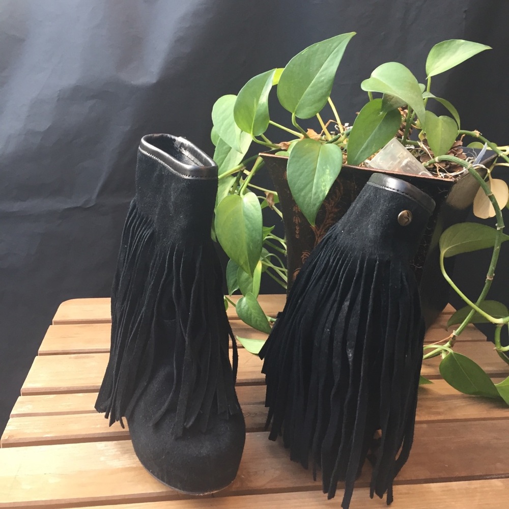 Koolaburra Black “Veleta” Fringe Wedge Booties, 7M - Picture 5 of 7
